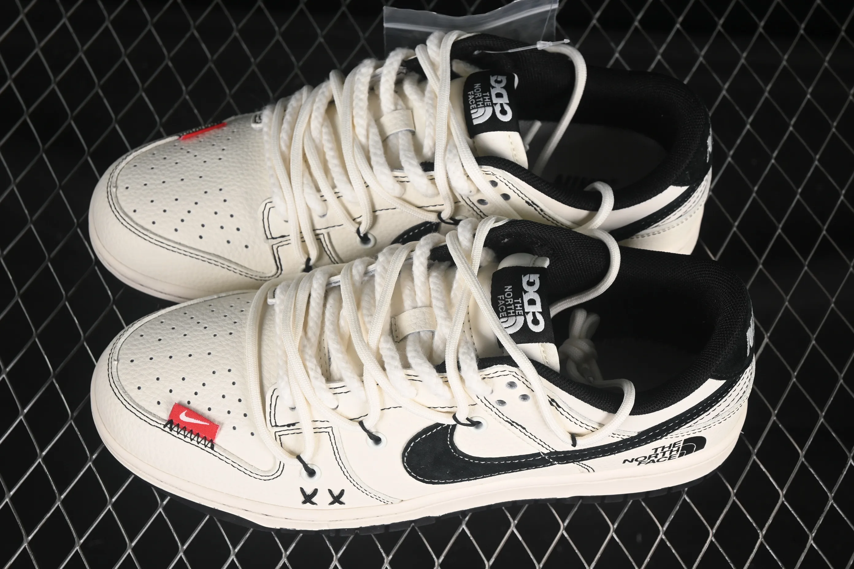 All Categories Nk SB Dunk Series Nk SB Dunk Low High-end Customized Low-top Shoes Nike SB Dunk Low North Series Strap Off-White Black Hook Anniversary High-end Customized Low-top Casual Shoes YX5066-286